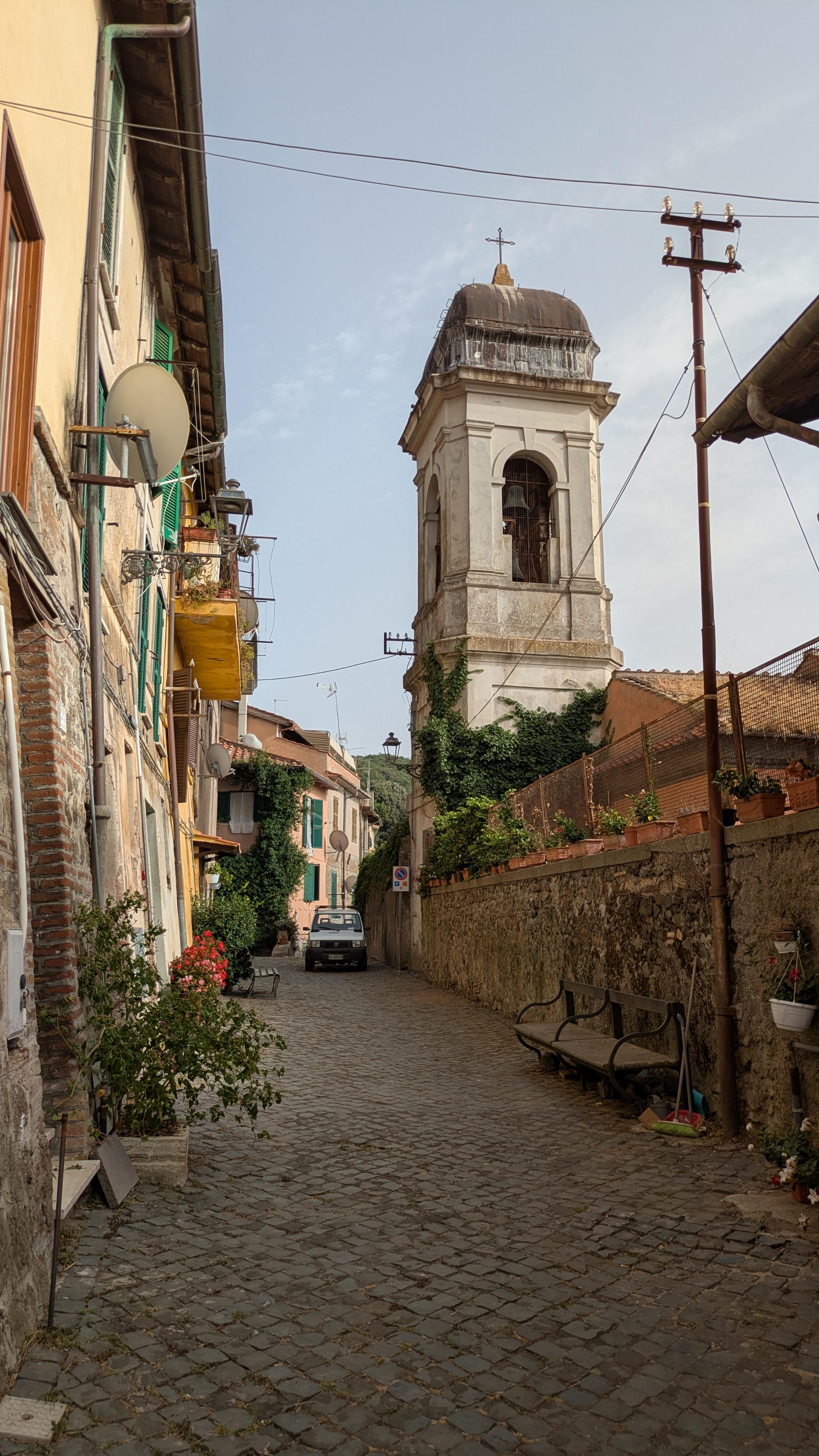 Suggestivo vicolo dietro il campanile della Parrocchia Santa Maria del Pozzo, a Nemi.